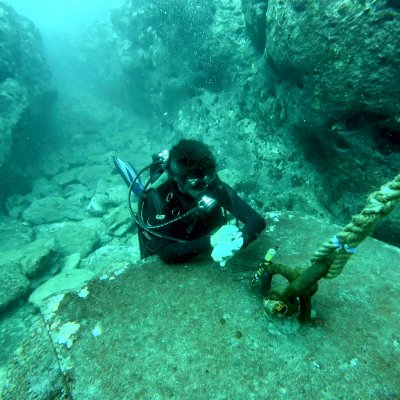 Placing pressure transducers in the inner lagoon of Temae, Moorea. Photo by V. Parravicini